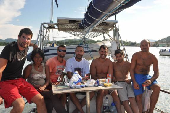 Passageiros e tripulantes do Licka, o veleiro que nos levou de Cartagena à Portobelo, no Panamá